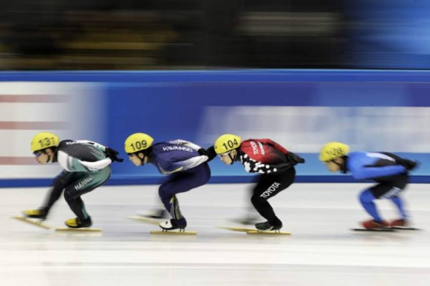 Patinaje de velocidad. <br/>Al nivel máximo en la pista. Kazuya Matsudaira, Riku Koyama, Hiroki Yokoyama y Kota Kikuchi participan en la semifinal de los 1,500 metros masculinos durante el primer día del 40º Campeonato de Japón de patinaje de velocidad en pista corta en Nagoya.