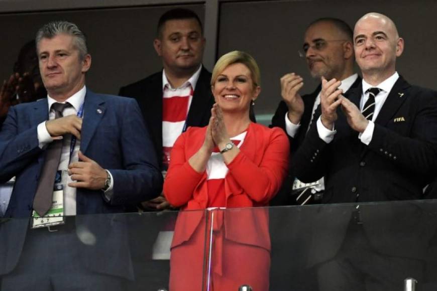 Kolinda Grabar-Kitarović en el palco vip del estadio Olímpico de Sochi junto a Davor Suker, exjugador y actual presidente de la federación croata, y Gianni Infantino, presidente de la FIFA. Foto AFP