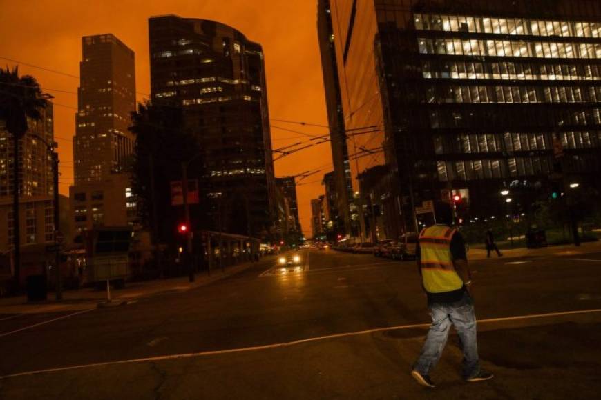 SAN FRANCISCO, CA - SEPTEMBER 09: An orange glow is seen over a darkened Howard Street as smoke from various wildfires burning across Northern California mixes with the marine layer on September 9, 2020 in San Francisco, California. Over 2 million acres have burned this year as wildfires continue to burn across the state. Philip Pacheco/Getty Images/AFP<br/><br/>== FOR NEWSPAPERS, INTERNET, TELCOS & TELEVISION USE ONLY ==<br/><br/>
