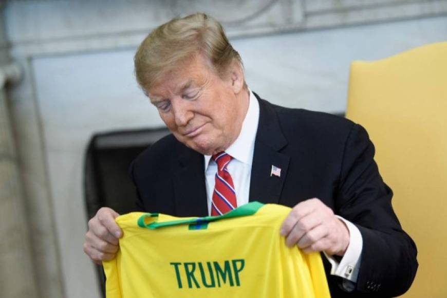 Bolsonaro consideró un placer entregar a su colega la camiseta que 'simboliza al mejor jugador de todos los tiempos, Edson Arantes do Nascimento (Pelé)', de quien dijo que dio 'mucha alegría' a su país en el fútbol.