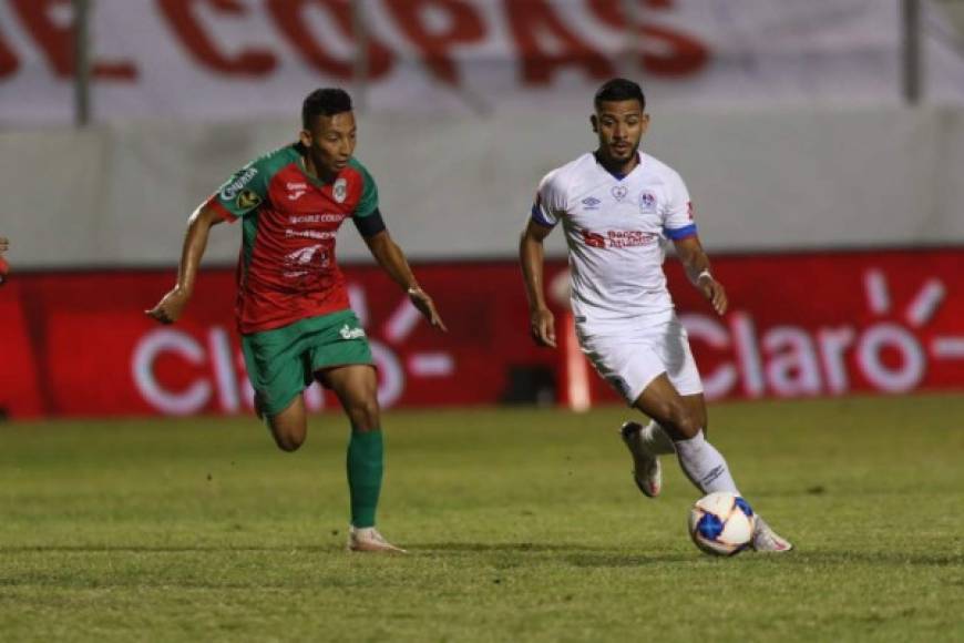 Alejandro Reyes conduce el balón ante la presión de Allan Banegas.