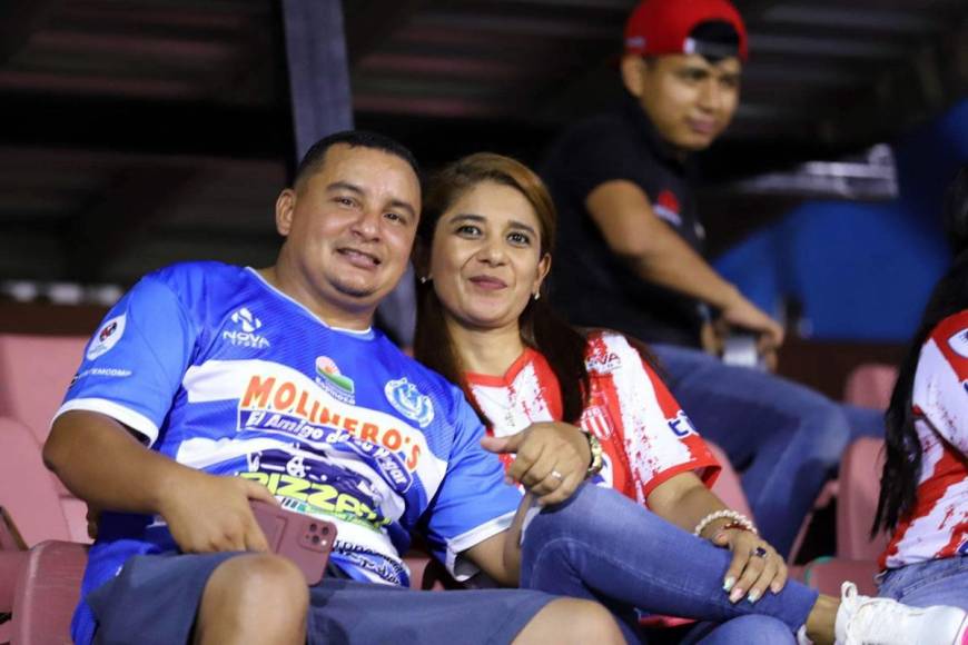 Ella del Vida y él del Victoria, así vivieron el Clásico Ceibeño esta pareja de aficionados.