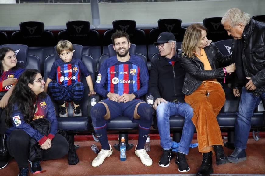 Gerad Piqué posando con su familia en el banquillo del Spotify Camp Nou.