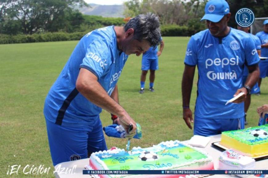Diego Vázquez se encargó de partir los pasteles para compartirlos con su equipo entero.