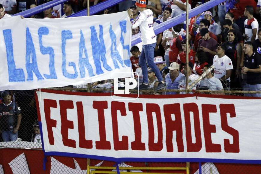 Los aficionados del Olimpia disfrutaron y celebraron la goleada de su equipo ante el Motagua.