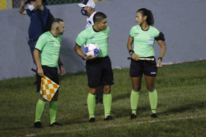 En el partido en el estadio Humberto Micheletti debutó en la Liga Nacional la árbitro asistente Lesly Gutiérrez. Foto Neptalí Romero