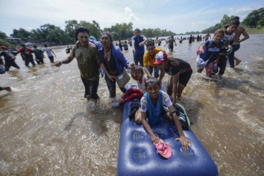 Los migrantes se ayudaron con flotadores para cruzar a los niños.