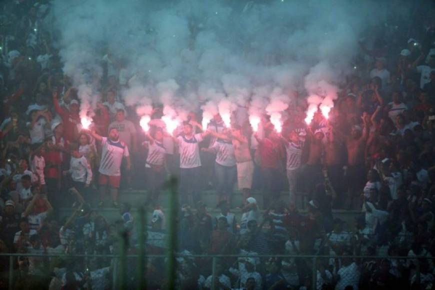 Aficionado pusieron el color en el estadio Nacional en los últimos minutos del partido con bengalas.