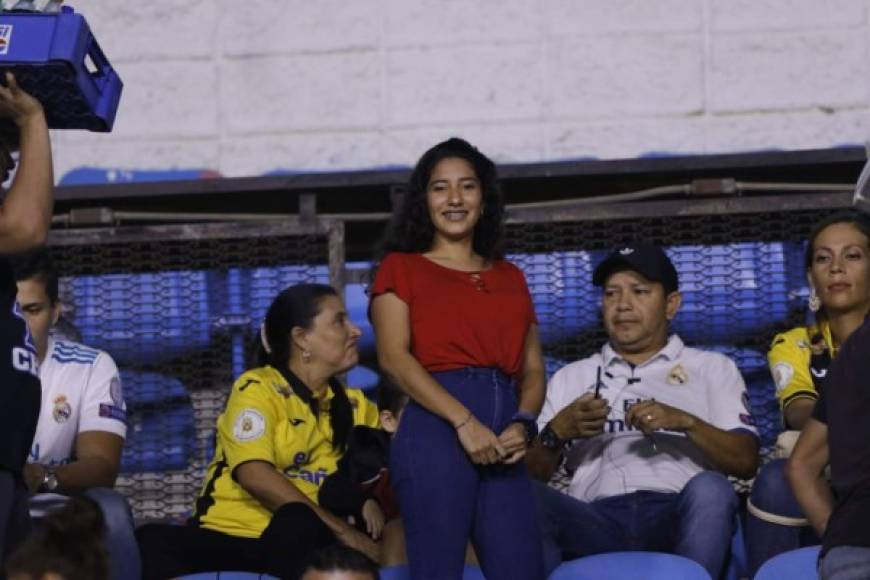 Las familias llegaron al estadio Olímpico de San Pedro Sula para disfrutar del encuentro deportivo.