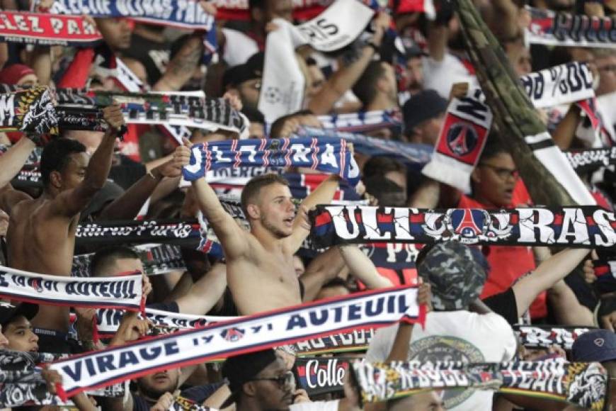 Los ultras del París Saint Germain se emocionaron y cantaron en la presentación de Messi en el Parque de los Príncipes.
