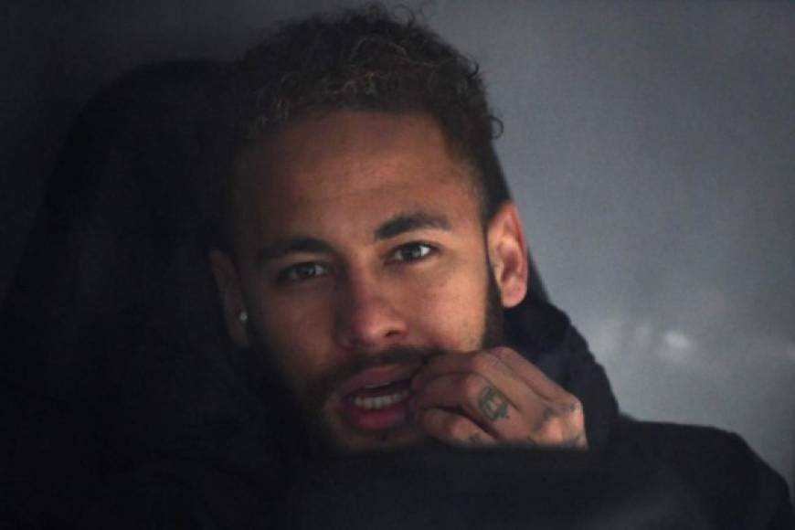 El delantero brasileño Neymar comenzó el partido en el banquillo de suplentes e ingresó en la segunda parte.