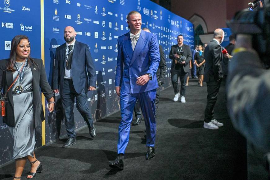 Así fue la llegada de Erling Haaland a la ceremonia de los Globe Soccer Awards. El delantero noruego lució un look con los colores del Manchester City.