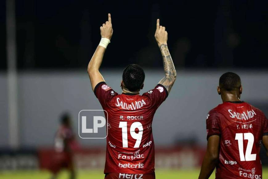 El festejo del argentino Ramiro Rocca tras su gol en la victoria del Real España sobre Herediano.