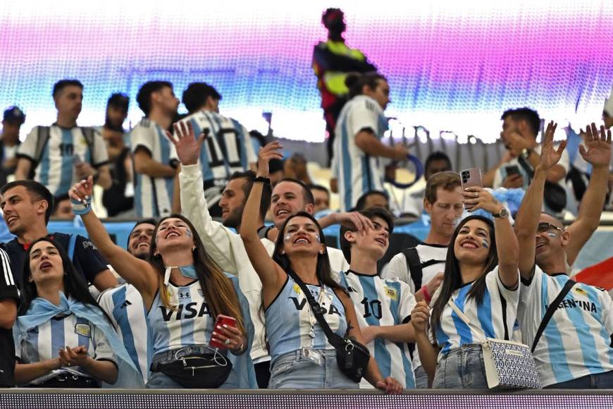 Aficionadas argentinas cantando cánticos de la selección albiceleste en el estadio Lusail.