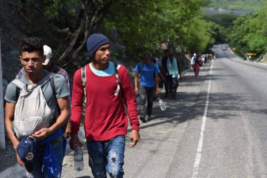 El gobierno de México lanzó un programa dirigido a migrantes que ofrece asistencia médica, educación y trabajo temporal con la condición de que soliciten refugio y permanezcan en Oaxaca y Chiapas.