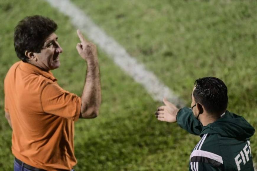 Héctor Vargas reclamándole al cuarto árbitro del partido, Hécto Rodríguez.