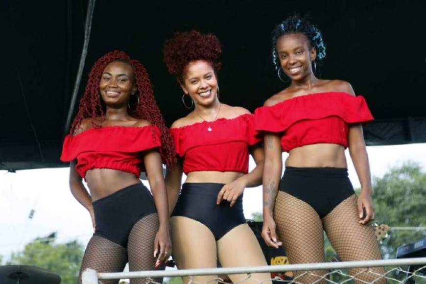 Las bailarinas que pusieron el ambientazo en el estadio Micheletti.