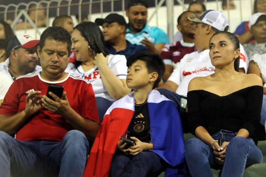 En familia asistieron los aficionados del Olimpia al estadio Carlos Miranda de Comayagua.