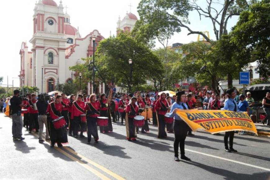 Estudiantes de diferentes colegios de San Pedro Sula participan en los desfiles del 195 aniversario de Independencia Patria.
