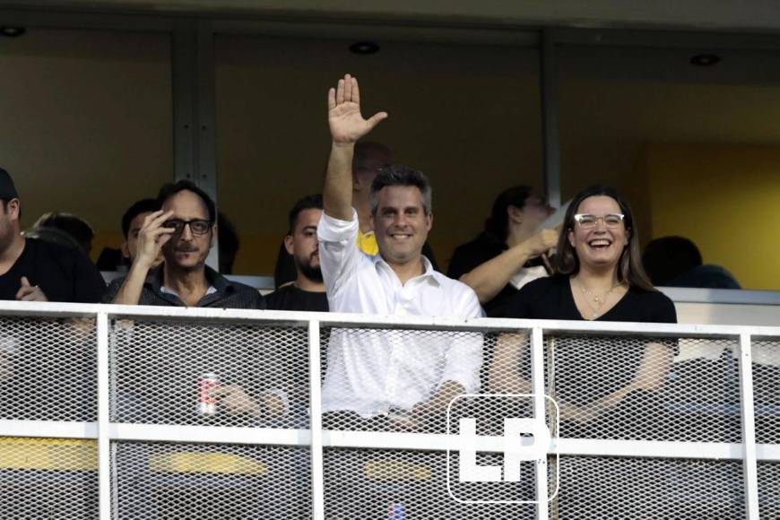 Los periodistas hondureños Copán Álvarez y Carmen Boquín fueron la visita sorpresa en el palco del estadio Morazán para el partido Real España-Herediano.