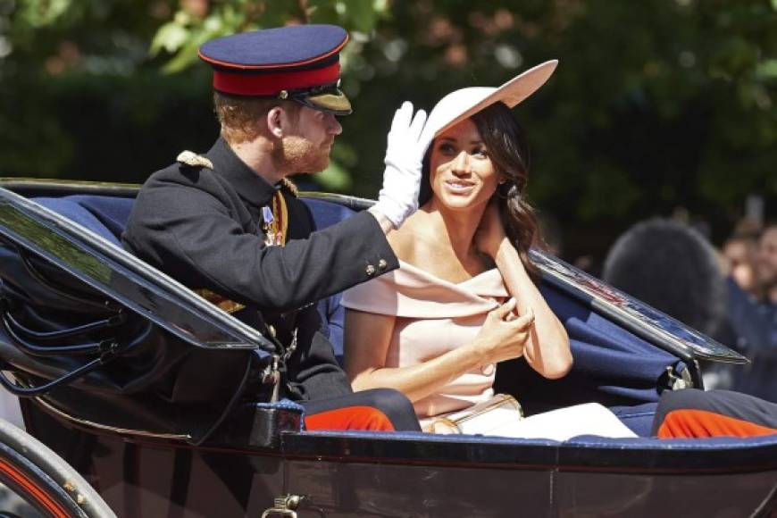 Para la ceremonia 'Trooping the Colour', como se llama a la celebración anual con la que se conmemora el cumpleaños oficial de la reina Isabel, la pareja real montó en su propio carruaje.