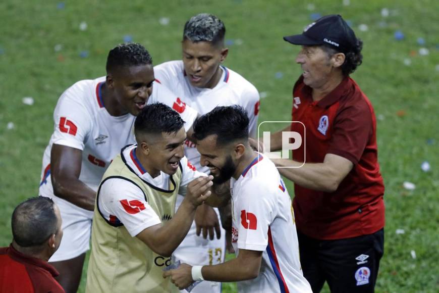 Michaell Chirinos, que ya había salido de cambio, celebrando con Jorge Álvarez el 4-0.