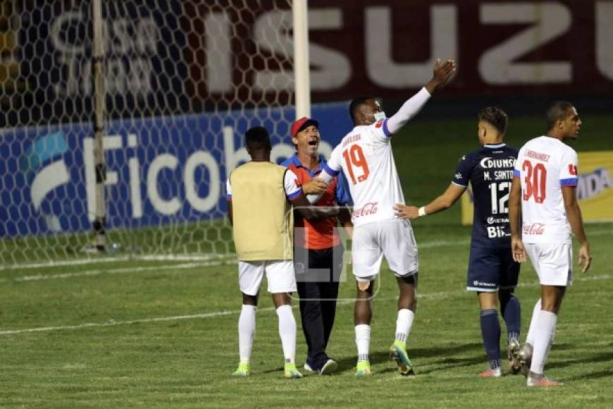 El entrenador del Olimpia fue detenido por sus propios jugadores.