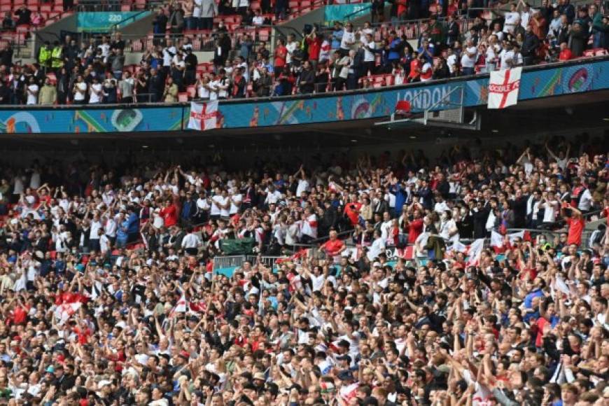 Los ingleses abarrotaron Wembley y festejaron a lo grande la obtención de su selección a los cuartos de final de la Euro.