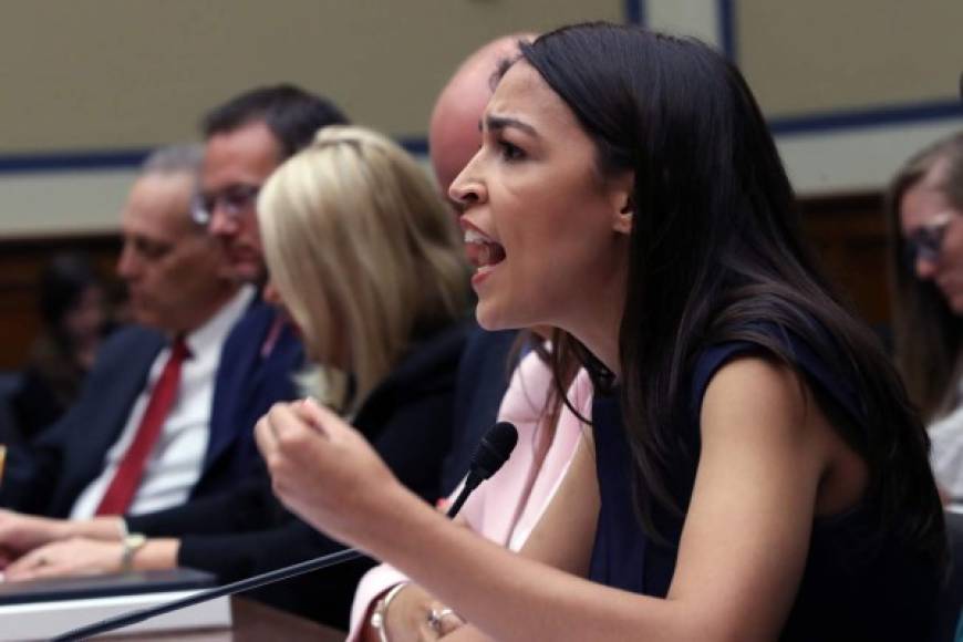 Trump exigió 'al grupito' de las congresistas de raíces extranjeras, lideradas por la hispana Alexandria Ocasio Cortez, que volvieran a sus países luego de acusarlas de querer decirle a 'Estados Unidos, la más grande y poderosa nación en la tierra, cómo se debe llevar adelante' el gobierno.