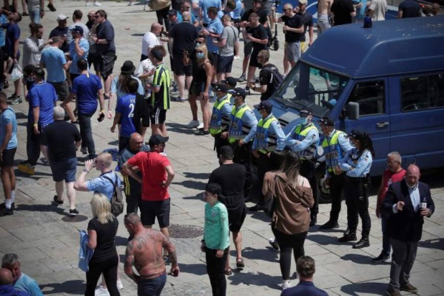 El partido se celebrará con público y en total se ha habilitado para la hinchada inglesa el 33 % de la capacidad del estadio, por lo que la final de la Liga de Campeones será presenciada por 16.500 personas.<br/><br/>