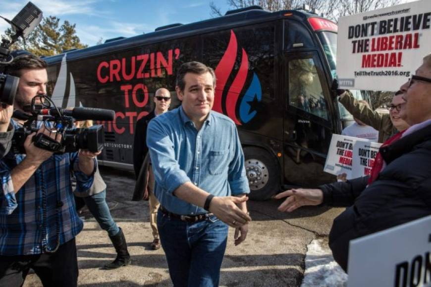 Ted Cruz tampoco se queda atrás y exhibe la decoración de su moderno autobús.