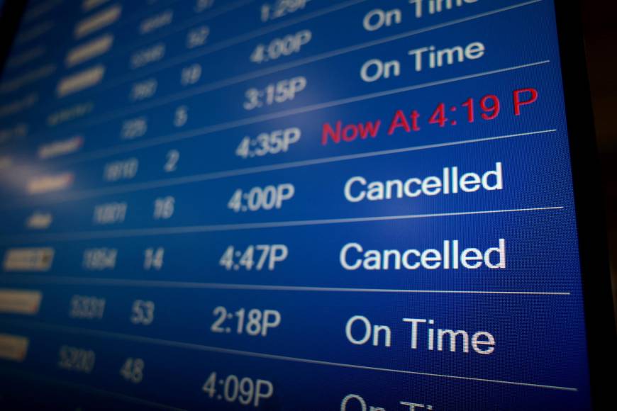 La aerolínea Delta, que había pedido públicamente el cambio, acogió con beneplácito la decisión de la administración de Joe Biden. Permite “más flexibilidad para organizar los horarios de tripulaciones y empleados durante el período de las fiestas de fin de año, particularmente activo”. 