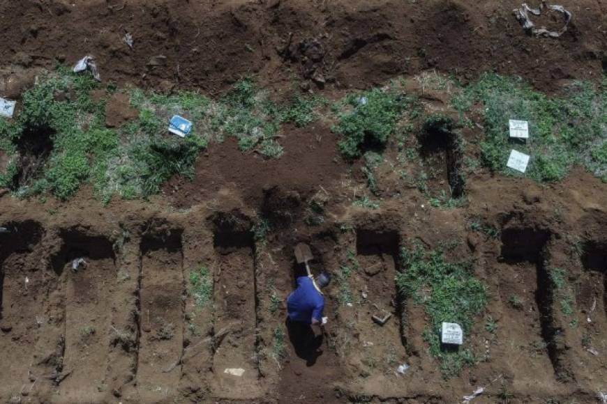 Antes del inicio de la pandemia, el servicio funerario de Sao Paulo realizaba una media de 250 entierros por día, una cifra que podía llegar a 340 diarias durante el invierno debido al aumento de las enfermedades y las complicaciones respiratorias.