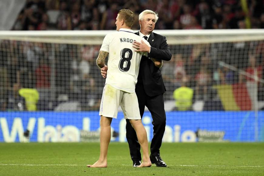 Toni Kroos entró descalzo al campo al final del partido y se abrazó con Ancelotti.