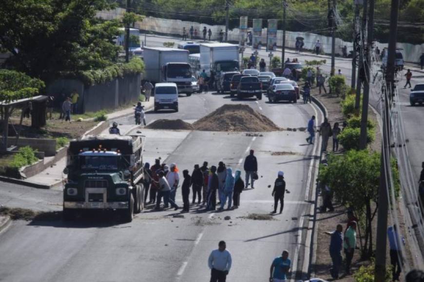 Una volqueta descargó tierra sobre el pavimento; los jóvenes también tiraron piedras para impedir el paso vehicular.