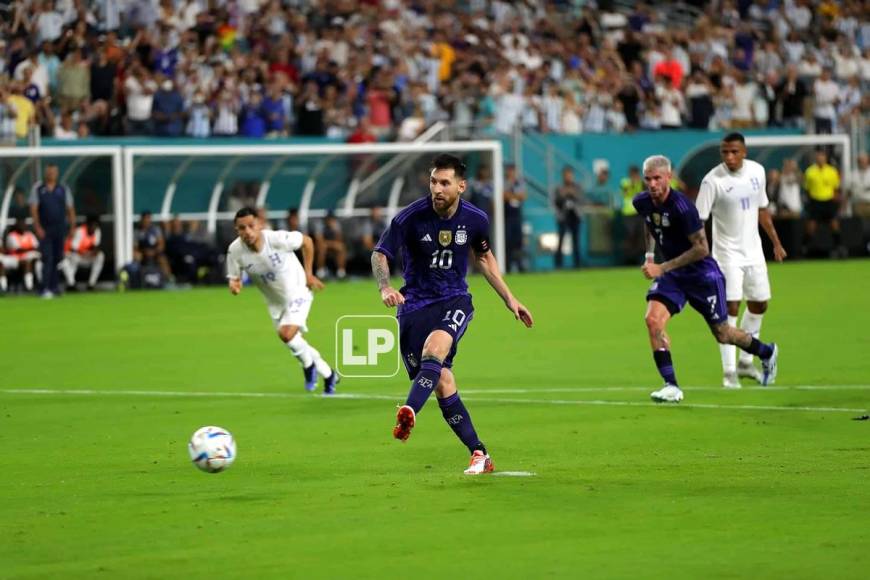 Así lanzó Messi el penal para marcar su primer gol del partido y el 2-0 de Argentina ante Honduras.