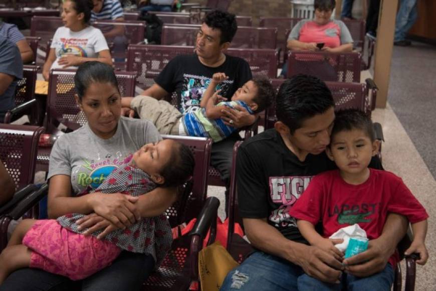 La Oficina de Aduanas y Protección Fronteriza (CBP) ha liberado desde marzo a 40,000 familias centroamericanas que están solicitando asilo en Estados Unidos ante la falta de espacio en los centros de detención y porque la ley prohíbe detener a un menor por más de 20 días.