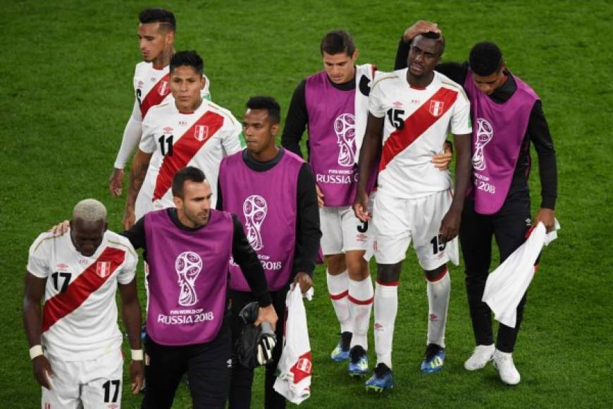 Los jugadores peruanos, cabizbajos por la derrota y eliminación ante Francia. Foto AFP
