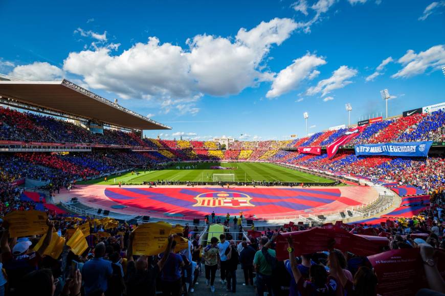 El estadio Olímpico de Montjuïc albergó a 50.112 aficionados en el Clásico entre Barcelona y Real Madrid.