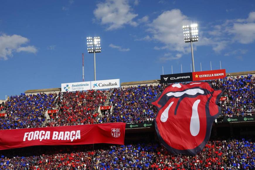 Un enorme logo de los ‘Rolling Stones’ sobresalió en el espectacular mosaico que se vio en el estadio Olímpico de Montjuïc en los instantes previos al arranque del Clásico Barcelona-Real Madrid.