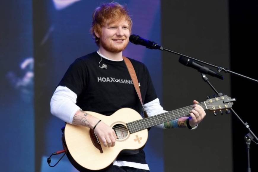Sheeran ha vendido más de 150 millones de discos en todo el mundo, lo que lo convierte en uno de los artistas musicales más exitosos del planeta.<br/>En diciembre de 2019, la Official Charts Company lo nombró Artista de la Década, mientras que Spotify lo nombró el segundo artista más reproducido de la década.<br/>Ganador de cuatro Grammys, Sheeran también es un ávido actor, pues tras estudiar en el National Youth Theatre de Londres ha logrado participar en filmes como 'Yesterday' y las series 'Modern Love' y 'Game of Thrones'.<br/>Sin embargo, más allá de su inmenso talento, su sentido del humor atípico y el cariño que le tienen críticos y fans por igual, Sheeran es reconocido en todo el mundo por su tupida cabellera pelirroja, un tono que comparte con un selecto grupo de famosos igual de talentosos que él.<br/>