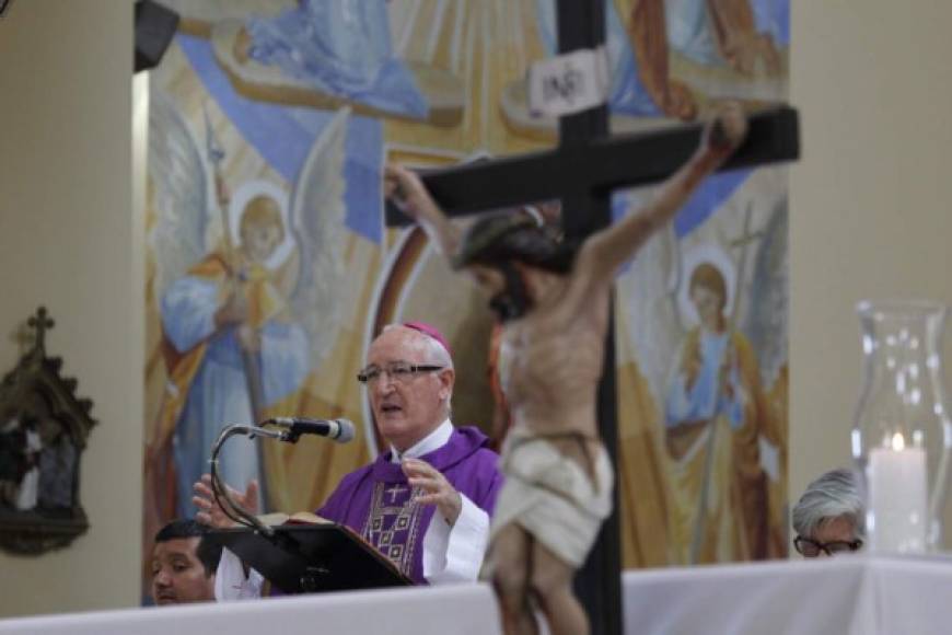 El obispo de la Diócesis de San Pedro Sula, Ángel Garachana, celebra la misa del Miércoles de Ceniza.