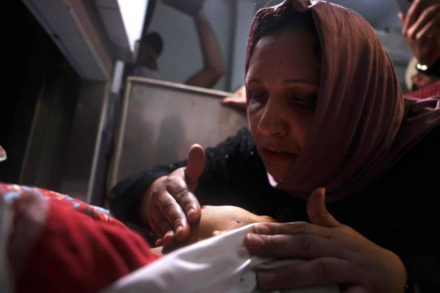 Al menos nueve niños murieron hoy en la Franja de Gaza y 65 resultaron heridos en plena escalada de violencia con Israel, que incluyó el disparo masivo de cohetes desde el enclave, que hicieron sonar las alarmas en una tensa Jerusalén.