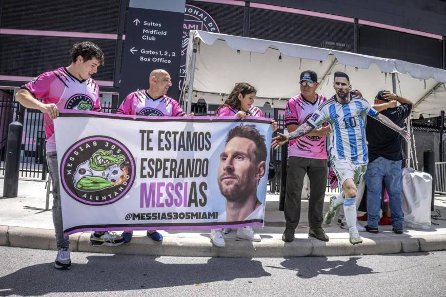 El martes, cuanto aterrizó Messi a las afueras de la ciudad, cerca de su futuro estadio, una veintena de hinchas lo aguardaban a pleno sol con una pancarta donde se leía: “Te estamos esperando ‘Messias’”.