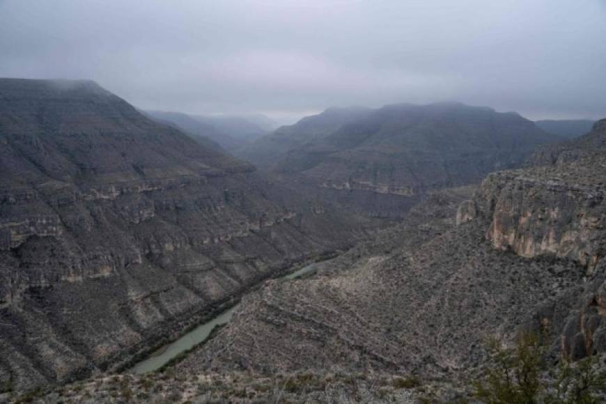 Dejado atrás por el grupo tras lesionarse la rodilla, el hombre permaneció durante tres días en un desolado barranco del Cañón de San Rosendo, en el oeste de Texas, hasta que los agentes de la Patrulla Fronteriza lo encontraron.