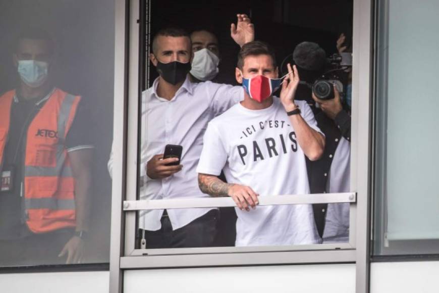 A su llegada al aeropuerto de Le Bourget, el jugador, vestido con una camiseta con el lema 'Ici, c'est Paris' (Aqui es París), saludó desde la ventana a los aficionados que lo aclamaban.<br/><br/>