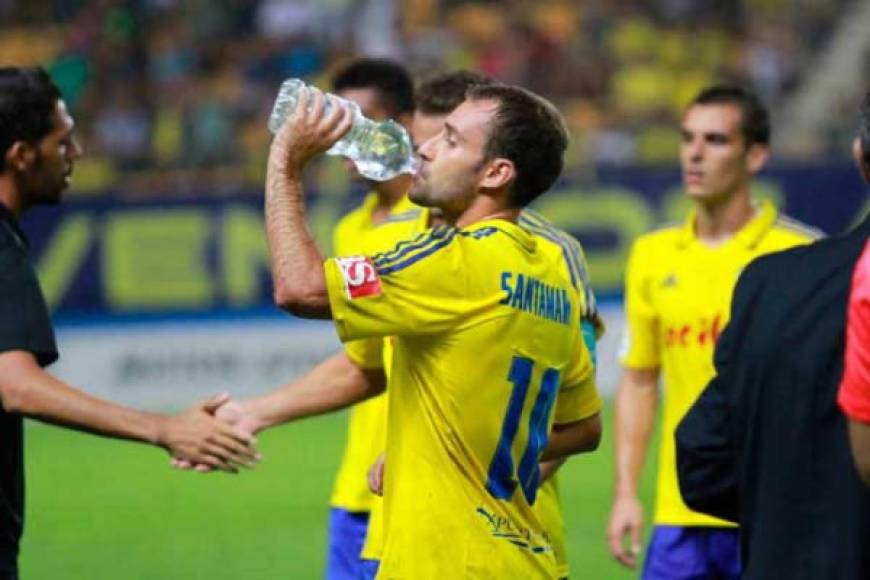 Una de las primeras medidas que han tomado los clubes de fútbol es que sus futbolistas no beban agua de la misma botella.