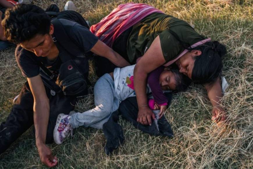 La masiva llegada de migrantes sigue desbordando a la Patrulla Fronteriza, que procesa rápidamente a los indocumentados deportando a la mayoría de ellos y enviando a albergues a los menores no acompañados.