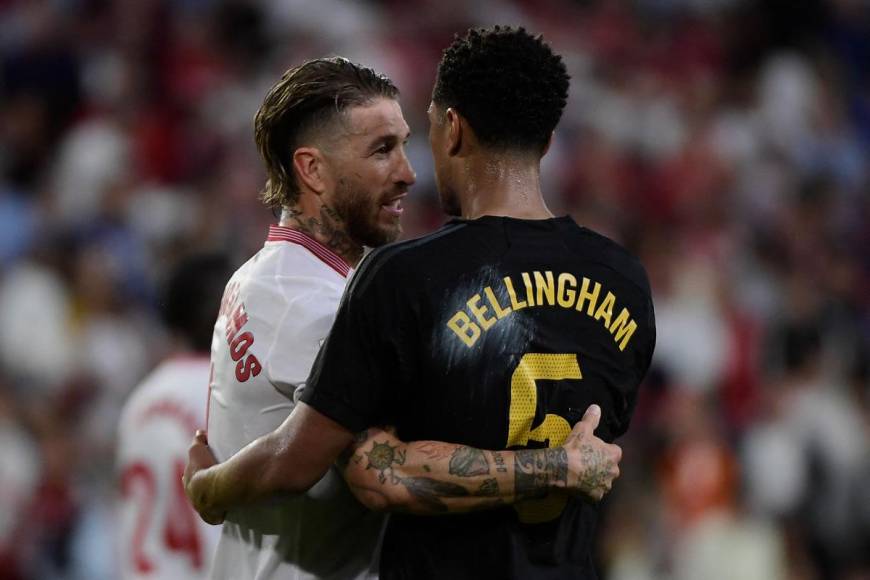 Sergio Ramos se abrazó con Jude Bellingham al final del partido.