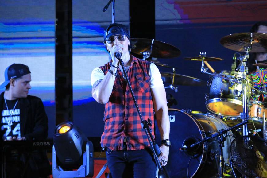 Los músicos se presentaron junto al reconocido cantante hondureño Roberto Caicedo, en el Estadio Food Truck Park, de San Pedro Sula.